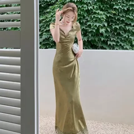 The Elegant WomenGreen Satin Backless Evening Dress